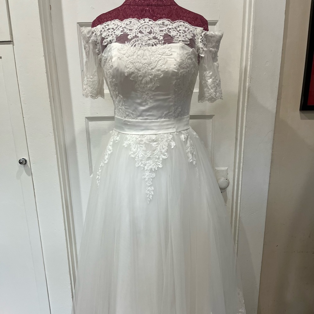 Unique Vintage Wedding dress (off shoulder)